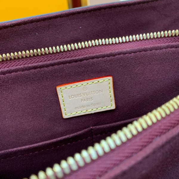 LOUIS VUITTON Soufflot. High-end quality bag including gift box, literature, dust bag, authenticity card. Made from Monogram canvas and featuring two lateral leather bands inspired by the iconic Keepall, the new Soufflot MM has a spacious, well-organized interior. It can be carried by hand and on the elbow with its articulated leather top handles, or on the shoulder, thanks to its removable and adjustable shoulder strap.