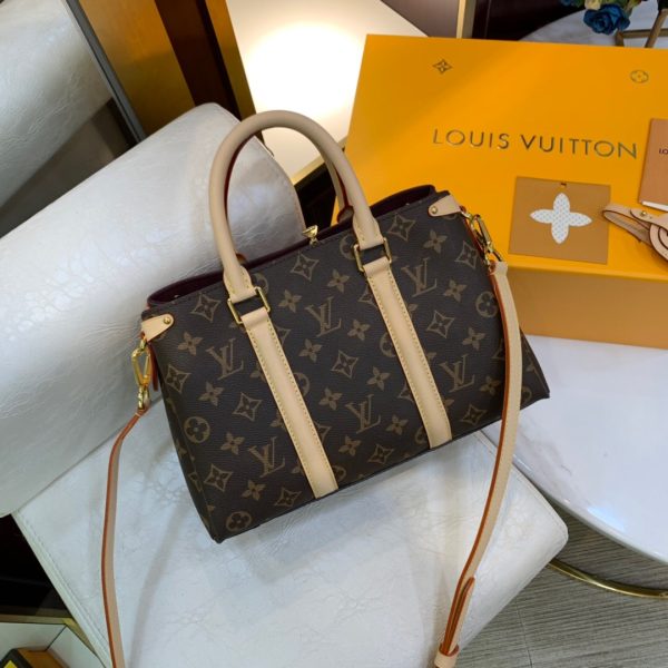 LOUIS VUITTON Soufflot. High-end quality bag including gift box, literature, dust bag, authenticity card. Made from Monogram canvas and featuring two lateral leather bands inspired by the iconic Keepall, the new Soufflot MM has a spacious, well-organized interior. It can be carried by hand and on the elbow with its articulated leather top handles, or on the shoulder, thanks to its removable and adjustable shoulder strap.