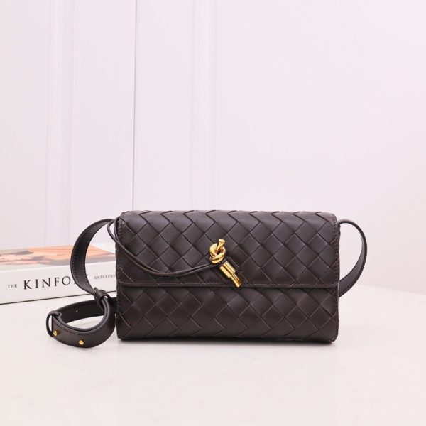 BOTTEGA VENETA Mini Andiamo: Timeless Craftsmanship, Effortless Versatility. Discover Bottega Veneta’s latest addition to the 'Andiamo' collection by Creative Director Matthieu Blazy. This exquisite bag is meticulously hand-woven from supple leather strips, showcasing the brand's iconic intrecciato technique. The design is elevated by a luxurious gilded 'Knot' detail at the front, adding a touch of elegance. Inside, you’ll find a compact interior with a zipped pocket, perfect for organizing your essentials. For ultimate versatility, tuck in the shoulder strap and transform this piece into a sophisticated clutch. With the Andiamo bag, style meets function in timeless Bottega Veneta fashion.