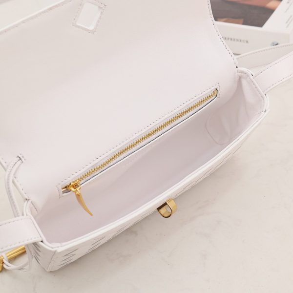 BOTTEGA VENETA Mini Andiamo: Timeless Craftsmanship, Effortless Versatility. Discover Bottega Veneta’s latest addition to the 'Andiamo' collection by Creative Director Matthieu Blazy. This exquisite bag is meticulously hand-woven from supple leather strips, showcasing the brand's iconic intrecciato technique. The design is elevated by a luxurious gilded 'Knot' detail at the front, adding a touch of elegance. Inside, you’ll find a compact interior with a zipped pocket, perfect for organizing your essentials. For ultimate versatility, tuck in the shoulder strap and transform this piece into a sophisticated clutch. With the Andiamo bag, style meets function in timeless Bottega Veneta fashion.