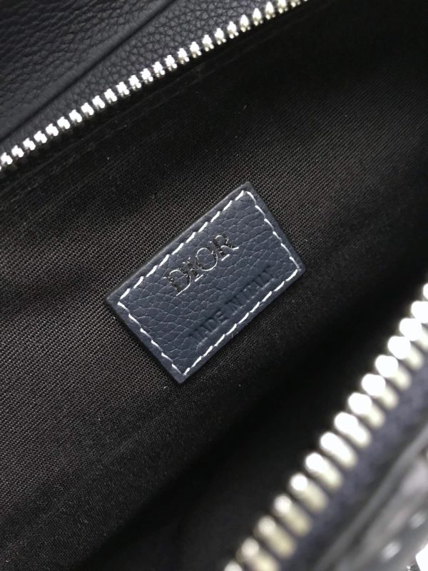 DIOR Men Kim Jones Saddle Leather Bag. Original Quality Bag. Authentic Style. Genuine Calf Leather. Metal Hardware. Authentic Packaging. Original Quality Dust Bag. The iconic DIOR saddle bag made its first appearance at the women’s spring/summer ready-to-wear show in 2000. In December 2018, DIOR MEN designer Kim Jones brought the bag out for his second show in Tokyo, transforming it into an accessory of the future. A real update of the piece, which found its continuation in the autumn/winter 19 collection Dior presented during Paris Fashion Week.
