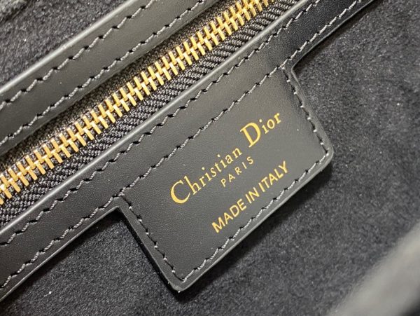 DIOR CD Signature Bag with Strap. Modern Elegance, Timeless Signature. Introducing the CD Signature Bag for Fall 2023—a perfect blend of modern sophistication and timeless elegance. Expertly crafted from black box calfskin, this bag stands out with its embossed CD signature on the front, showcasing the House's exceptional craftsmanship. The thoughtfully designed gusseted compartment and patch pocket keep your daily essentials neatly organized. The medium-sized bag features a flap closure and a chain shoulder strap with CD signature links interwoven with leather, allowing for versatile wear—whether over the shoulder or crossbody.