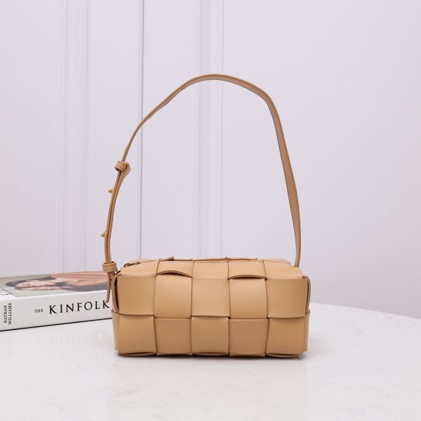 BOTTEGA VENETA Small Brick Cassette. Original Quality Bag including gift box, care book, dust bag, authenticity card. Bottega Veneta unveils a new take on its ever-so-chic Brick Cassette shoulder bag with this Small iteration, ideal for carrying essentials. The style is made from intrecciato-woven leather with golden hardware.