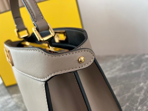 FENDI Peekaboo Iseeu Small. Original Quality Bag including gift box, care book, dust bag, authenticity card. Small, iconic Peekaboo ISeeU bag made of leather and embellished with the classic twist lock on both sides. The bag can be carried by hand or worn either on the shoulder or cross-body thanks to the handle and adjustable, detachable shoulder strap.