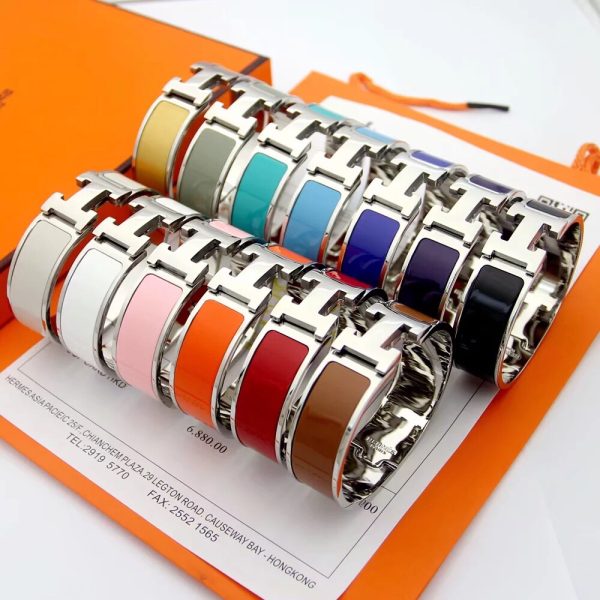 HERMÈS Clic H Bracelet. Narrow bracelet in enamel with gold plated hardware. Authentic quality bracelet with gift box, literature, authenticity card.