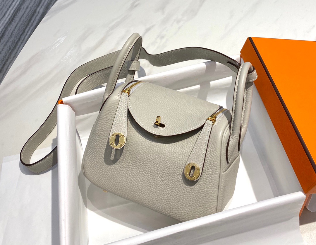 HERMÈS Mini Lindy. High-end quality bag including gift box, literature, dust bag, authenticity card. Maison HERMÈS is elevating the Lindy, with the introduction of the new Mini and is joining the holy Trinity, the Birkin, Kelly, and Constance.