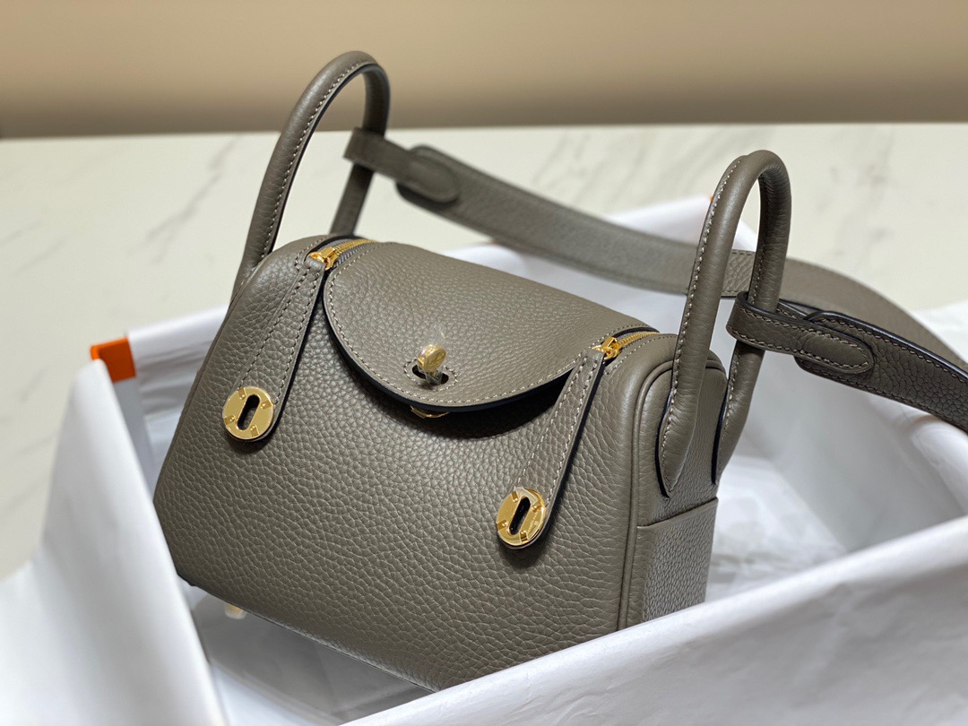 HERMÈS Mini Lindy. High-end quality bag including gift box, literature, dust bag, authenticity card. Maison HERMÈS is elevating the Lindy, with the introduction of the new Mini and is joining the holy Trinity, the Birkin, Kelly, and Constance.