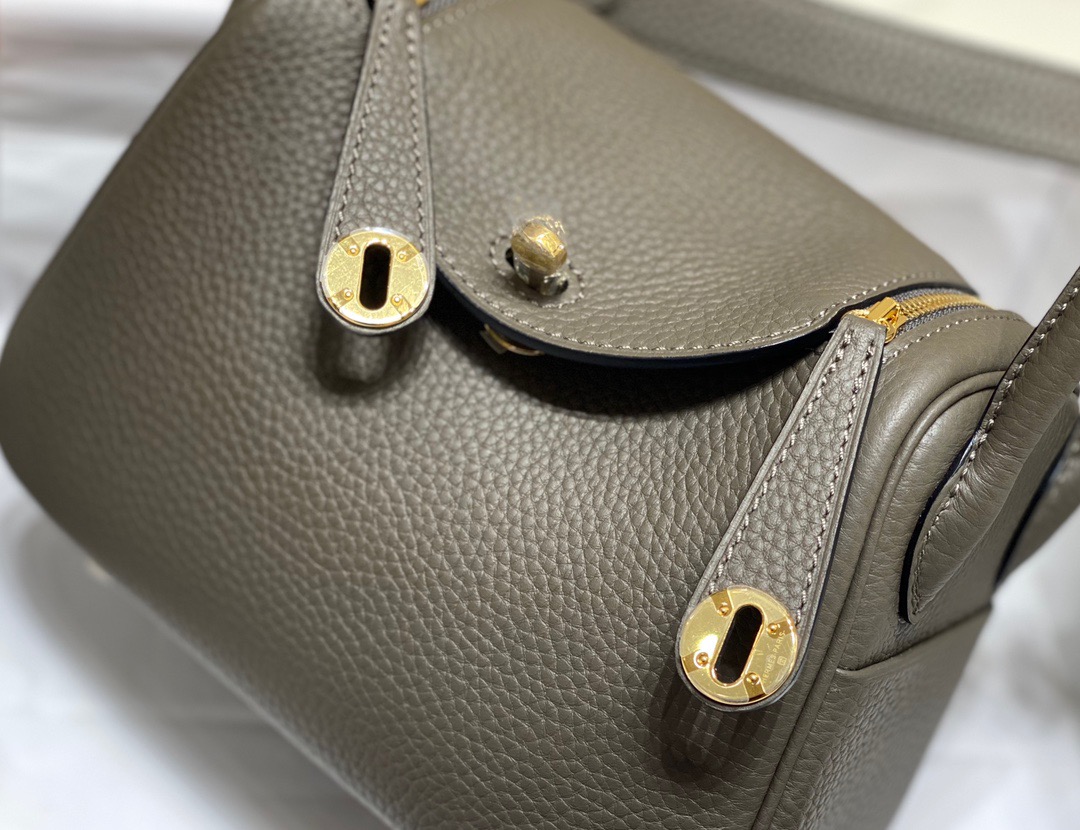 HERMÈS Mini Lindy. High-end quality bag including gift box, literature, dust bag, authenticity card. Maison HERMÈS is elevating the Lindy, with the introduction of the new Mini and is joining the holy Trinity, the Birkin, Kelly, and Constance.