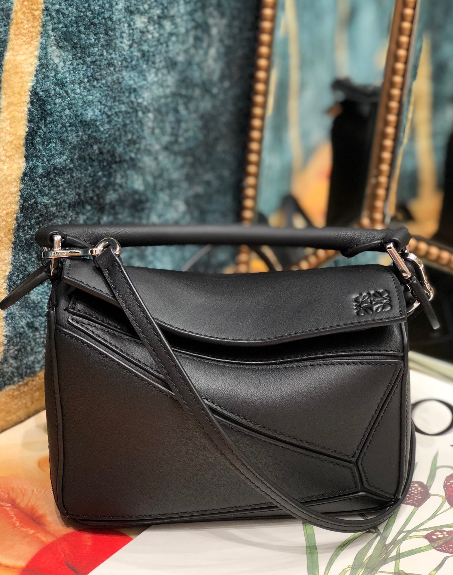 LOEWE Mini Puzzle Bag. Original Quality Bag including gift box, care book, dust bag, authenticity card. The Puzzle bag is the debut bag for LOEWE by Creative Director Jonathan Anderson. A cuboid shape and precise cutting technique create Puzzle’s distinctive geometric lines. This mini version is crafted in contrasting calfskins.