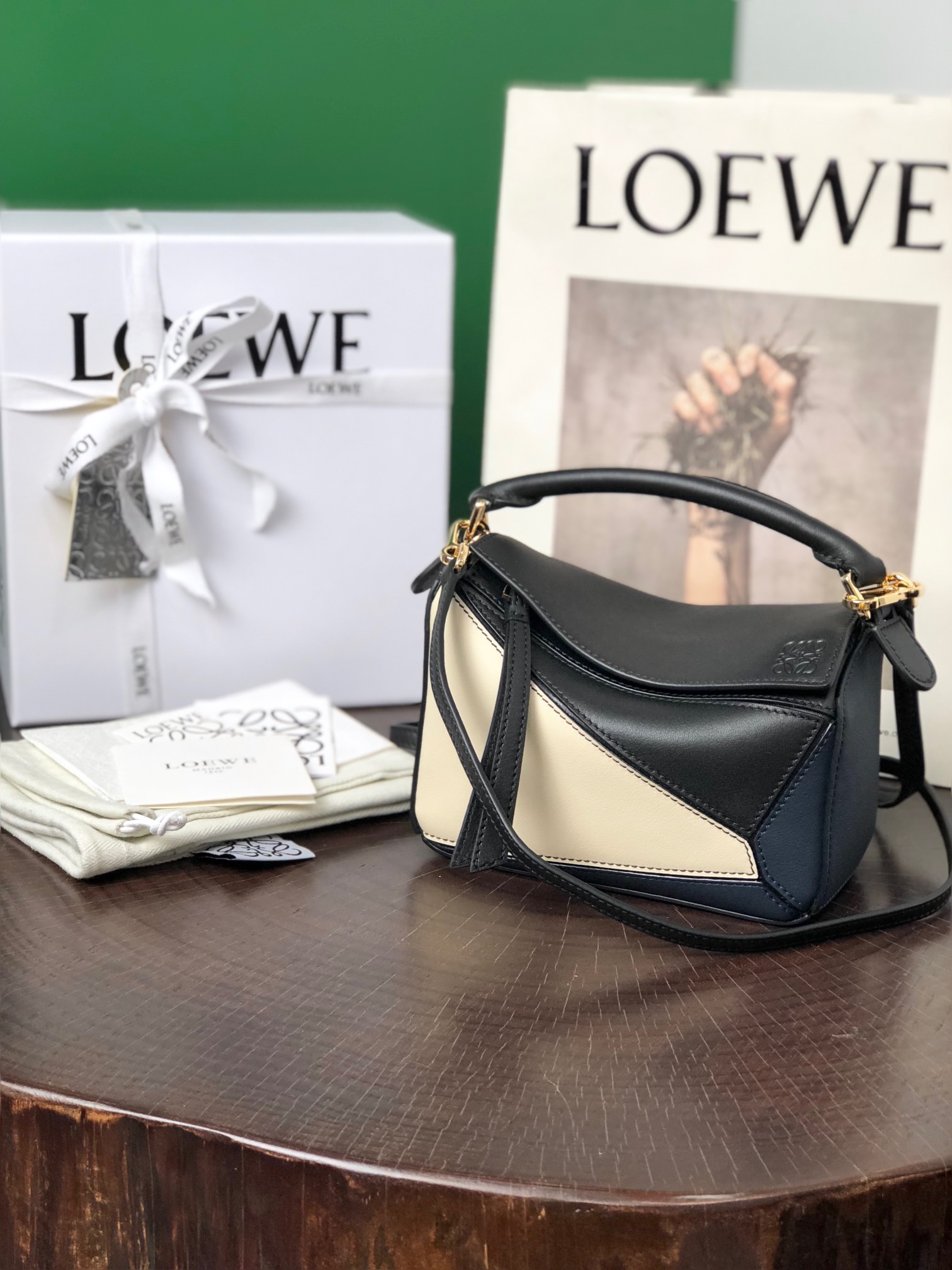 LOEWE Mini Puzzle Bag. Original Quality Bag including gift box, care book, dust bag, authenticity card. The Puzzle bag is the debut bag for LOEWE by Creative Director Jonathan Anderson. A cuboid shape and precise cutting technique create Puzzle’s distinctive geometric lines. This mini version is crafted in contrasting calfskins.