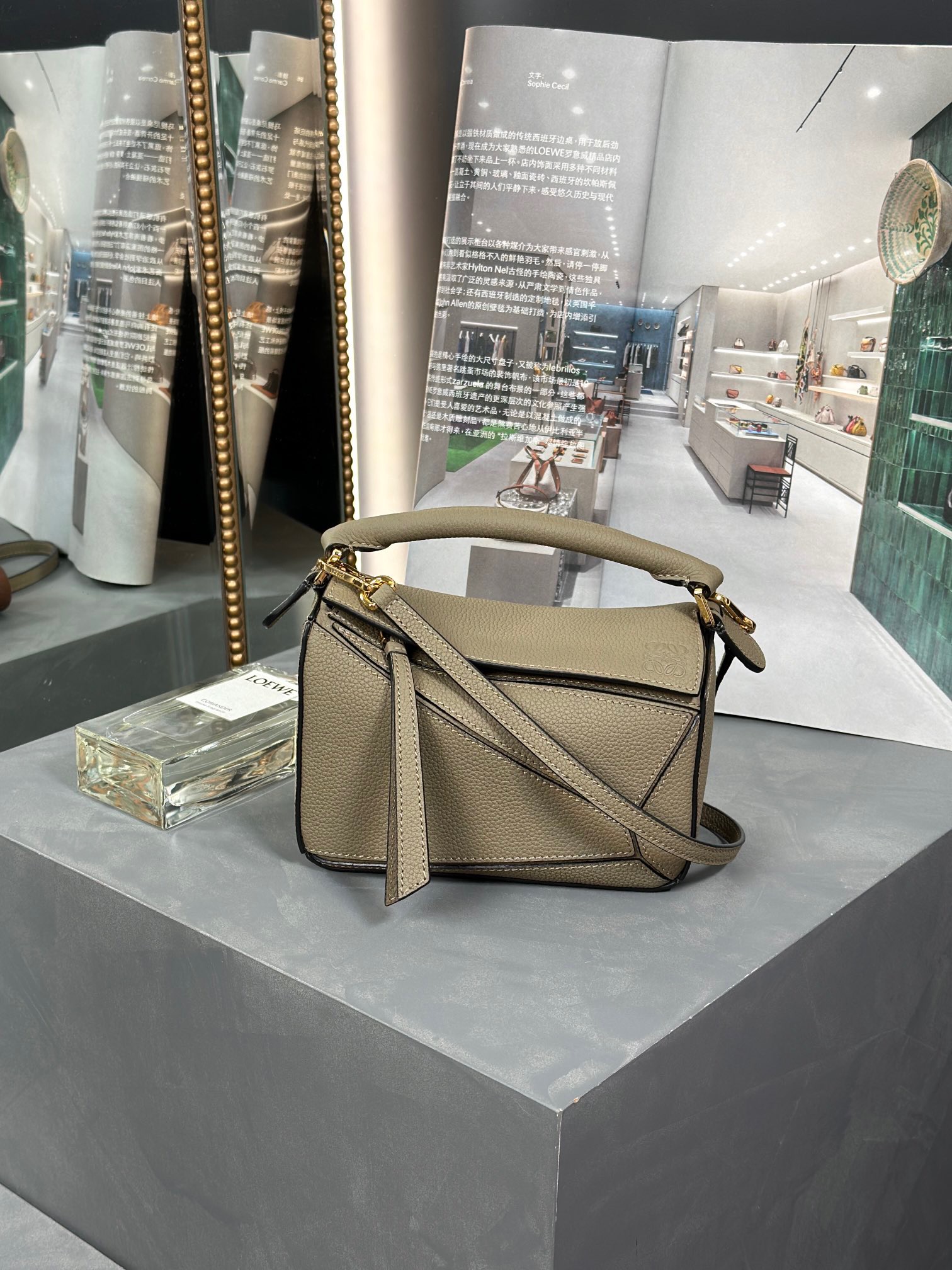 LOEWE Mini Puzzle Bag. Original Quality Bag including gift box, care book, dust bag, authenticity card. The Puzzle bag is the debut bag for LOEWE by Creative Director Jonathan Anderson. A cuboid shape and precise cutting technique create Puzzle’s distinctive geometric lines. This mini version is crafted in contrasting calfskins.