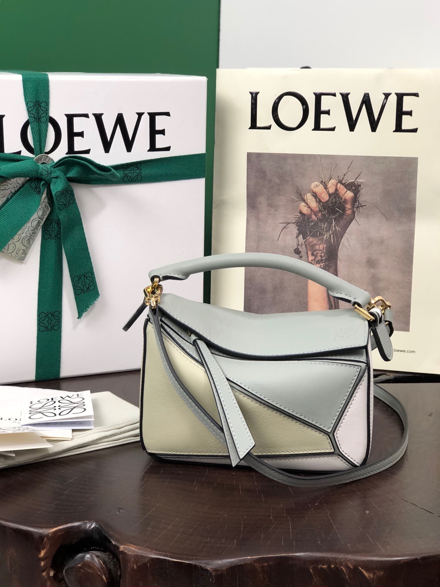 LOEWE Mini Puzzle Bag. Original Quality Bag including gift box, care book, dust bag, authenticity card. The Puzzle bag is the debut bag for LOEWE by Creative Director Jonathan Anderson. A cuboid shape and precise cutting technique create Puzzle’s distinctive geometric lines. This mini version is crafted in contrasting calfskins.