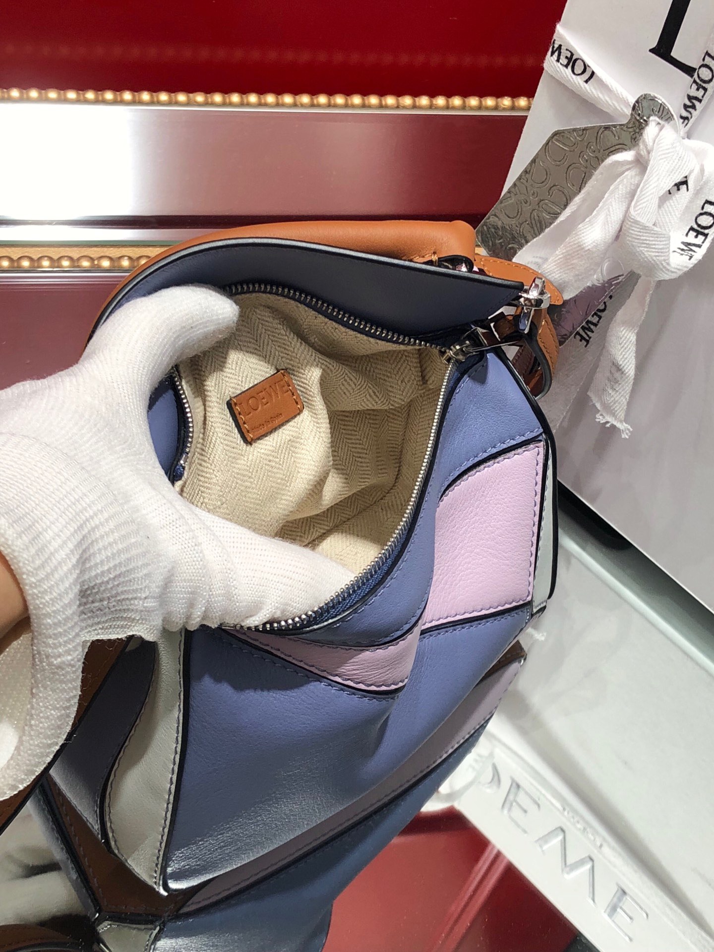 LOEWE Mini Puzzle Bag. Original Quality Bag including gift box, care book, dust bag, authenticity card. The Puzzle bag is the debut bag for LOEWE by Creative Director Jonathan Anderson. A cuboid shape and precise cutting technique create Puzzle’s distinctive geometric lines. This mini version is crafted in contrasting calfskins.