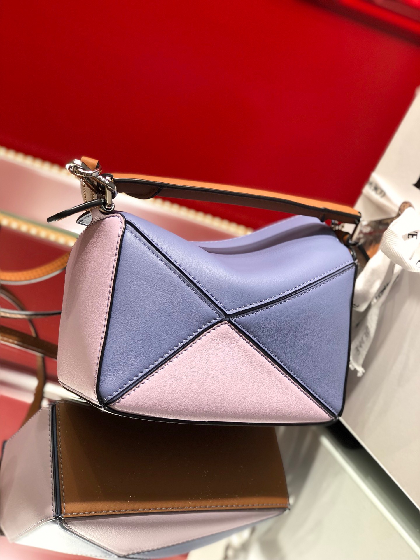 LOEWE Mini Puzzle Bag. Original Quality Bag including gift box, care book, dust bag, authenticity card. The Puzzle bag is the debut bag for LOEWE by Creative Director Jonathan Anderson. A cuboid shape and precise cutting technique create Puzzle’s distinctive geometric lines. This mini version is crafted in contrasting calfskins.