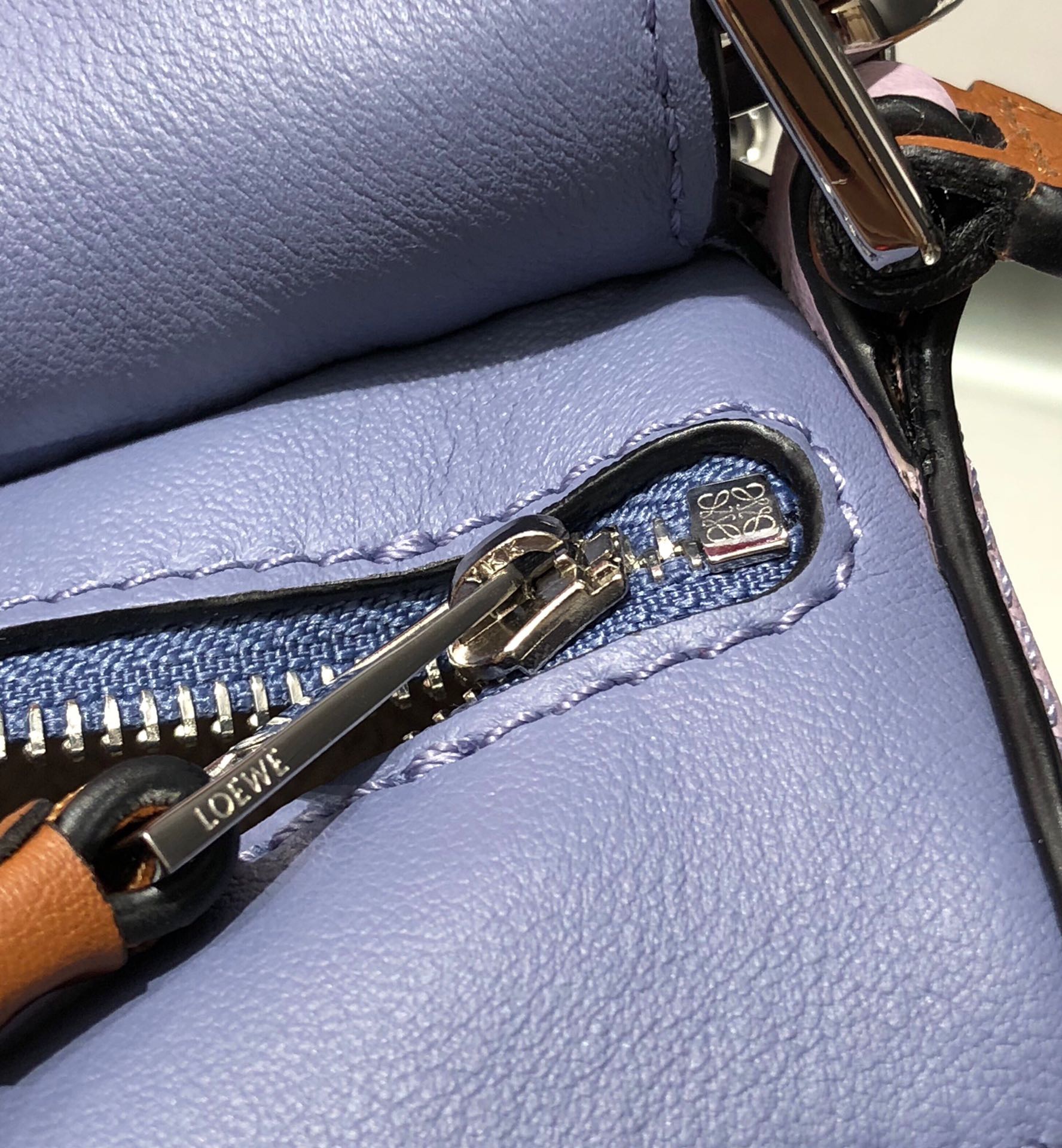 LOEWE Mini Puzzle Bag. Original Quality Bag including gift box, care book, dust bag, authenticity card. The Puzzle bag is the debut bag for LOEWE by Creative Director Jonathan Anderson. A cuboid shape and precise cutting technique create Puzzle’s distinctive geometric lines. This mini version is crafted in contrasting calfskins.