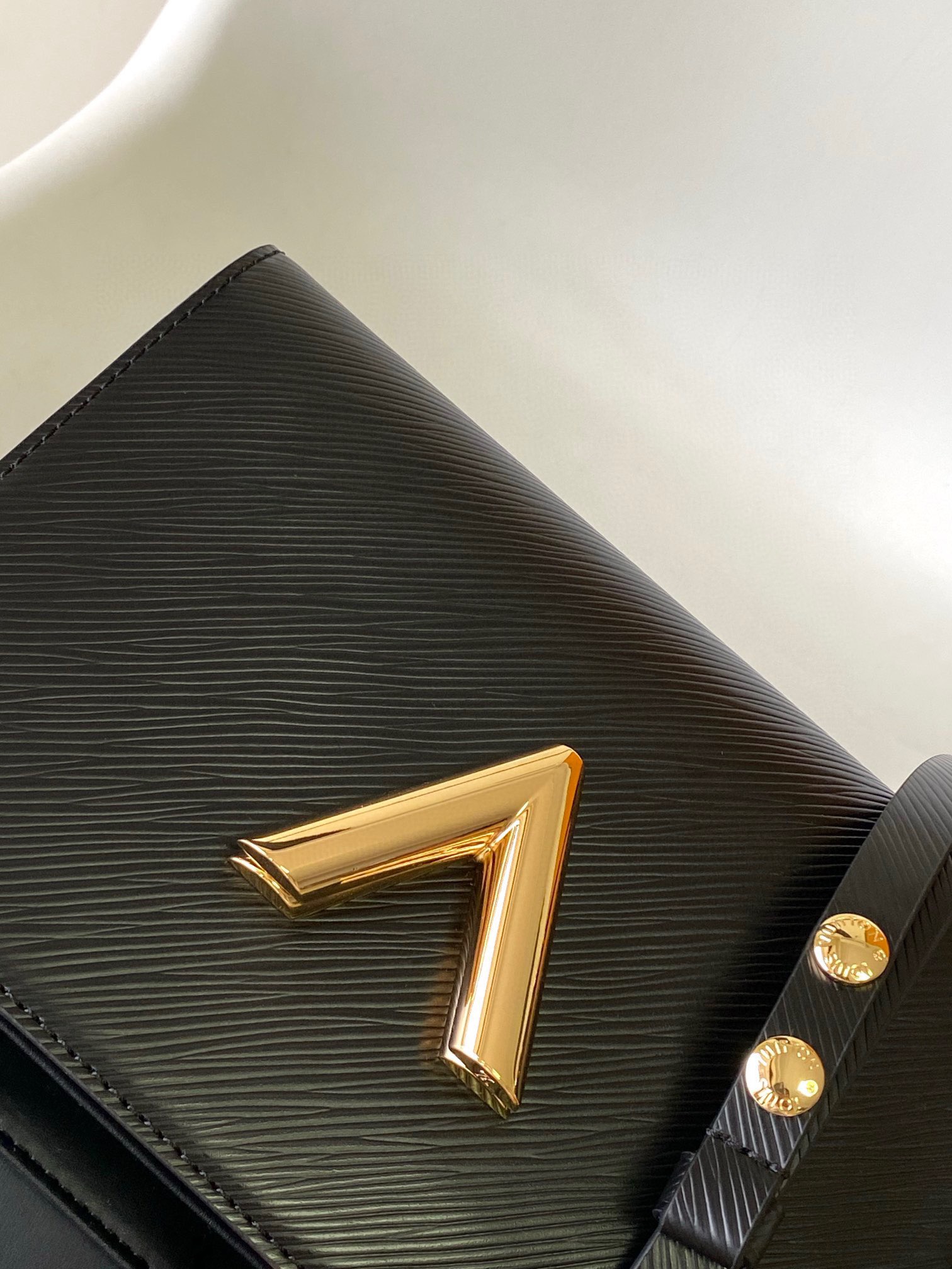 LOUIS VUITTON Twist MM. Original Quality Bag including gift box, care book, dust bag, authenticity card. This glamourous Twist MM handbag is made from deep-dyed Epi grained leather and adorned with a detachable chunky gold-color chain, braided with leather. The braiding on the chain reflects Louis Vuitton’s superior leather craftsmanship. The chain is perfect for hand carry while a removable strap allows shoulder and cross-body carry.