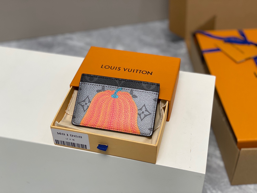 LOUIS VUITTON x Yayoi Kusama Porte Carte Simple. High-End Quality Bag including gift box, care book, dust bag, authenticity card. Part of the major new Louis Vuitton x Yayoi Kusama collection, the LVxYK Porte Carte Simple card holder turns a small, handy accessory into a miniature work of art. The House’s iconic Monogram Eclipse Reverse canvas is emblazoned with a colorful print of a pumpkin, an emblematic motif in the Japanese artist’s work. A great gift for art lovers, and a collector’s item for Monogram fans.