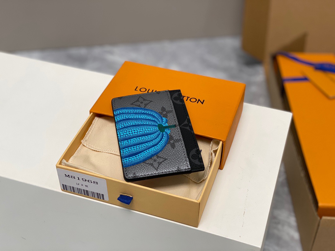 LOUIS VUITTON x Yayoi Kusama Porte Carte Simple. High-End Quality Bag including gift box, care book, dust bag, authenticity card. Part of the major new Louis Vuitton x Yayoi Kusama collection, the LVxYK Porte Carte Simple card holder turns a small, handy accessory into a miniature work of art. The House’s iconic Monogram Eclipse Reverse canvas is emblazoned with a colorful print of a pumpkin, an emblematic motif in the Japanese artist’s work. A great gift for art lovers, and a collector’s item for Monogram fans.