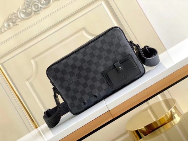 LOUIS VUITTON Alpha Messenger.