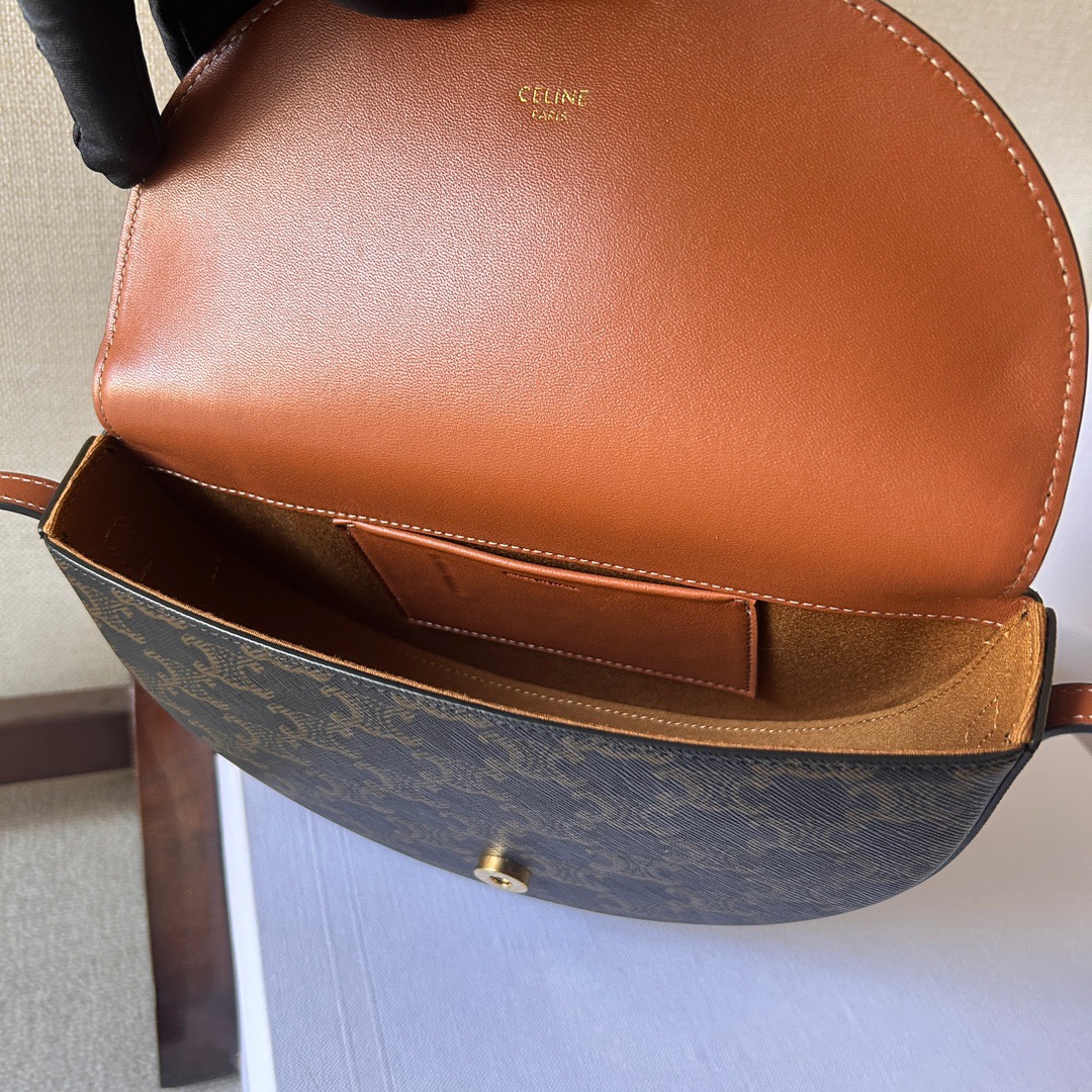 CELINE Besace Cuir Triomphe. High-End Quality Bag including gift box, care book, dust bag, authenticity card. Offered in the half-moon shape that’s all the rage now, the significantly wider format measures 23 cm from tip to tip. Each bag opens via a snap button closure to reveal a roomy interior compartment and a flat inner pocket. Another noticeable feature of the bag lies in the oversized Triomphe logo. With tonal stitching along the edges, the logo on the Triomphe Canvas comes in contrasting Tan leather. For a monochrome effect, go for the Ice Blue and Tan with logos in matching colours.