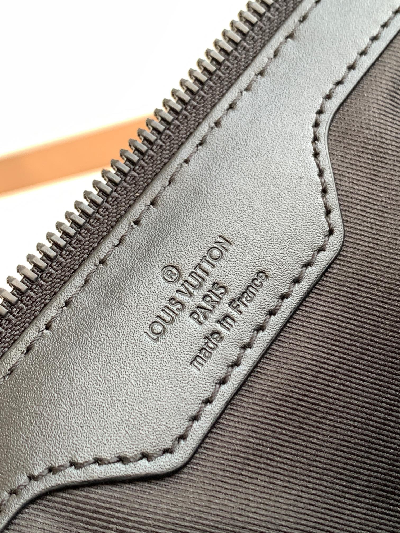 LOUIS VUITTON Sac Plat Cross.