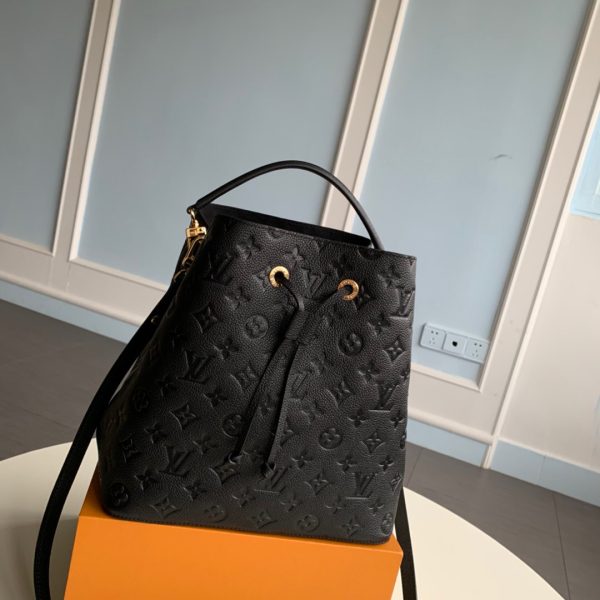 LOUIS VUITTON NéoNoé Monogram Empreinte. Original Quality Bag including gift box, literature, dust bag, authenticity card. A new iteration of the brand’s most popular bag from yesteryears, the NéoNoé in its novel avatar is introduced in stunning Monogram Empreinte. Crafted from supple embossed leather, the bag is available in Noir, Rouge, Crème, and Marine, in a standard ‘MM’ size. The trendy piece features a body-friendly design that is both light-weight as well as comfortable to carry. It comes with a detachable and adjustable strap and a removable top handle and can be doubled as an over-the-shoulder/ cross-body version or a tote variant.