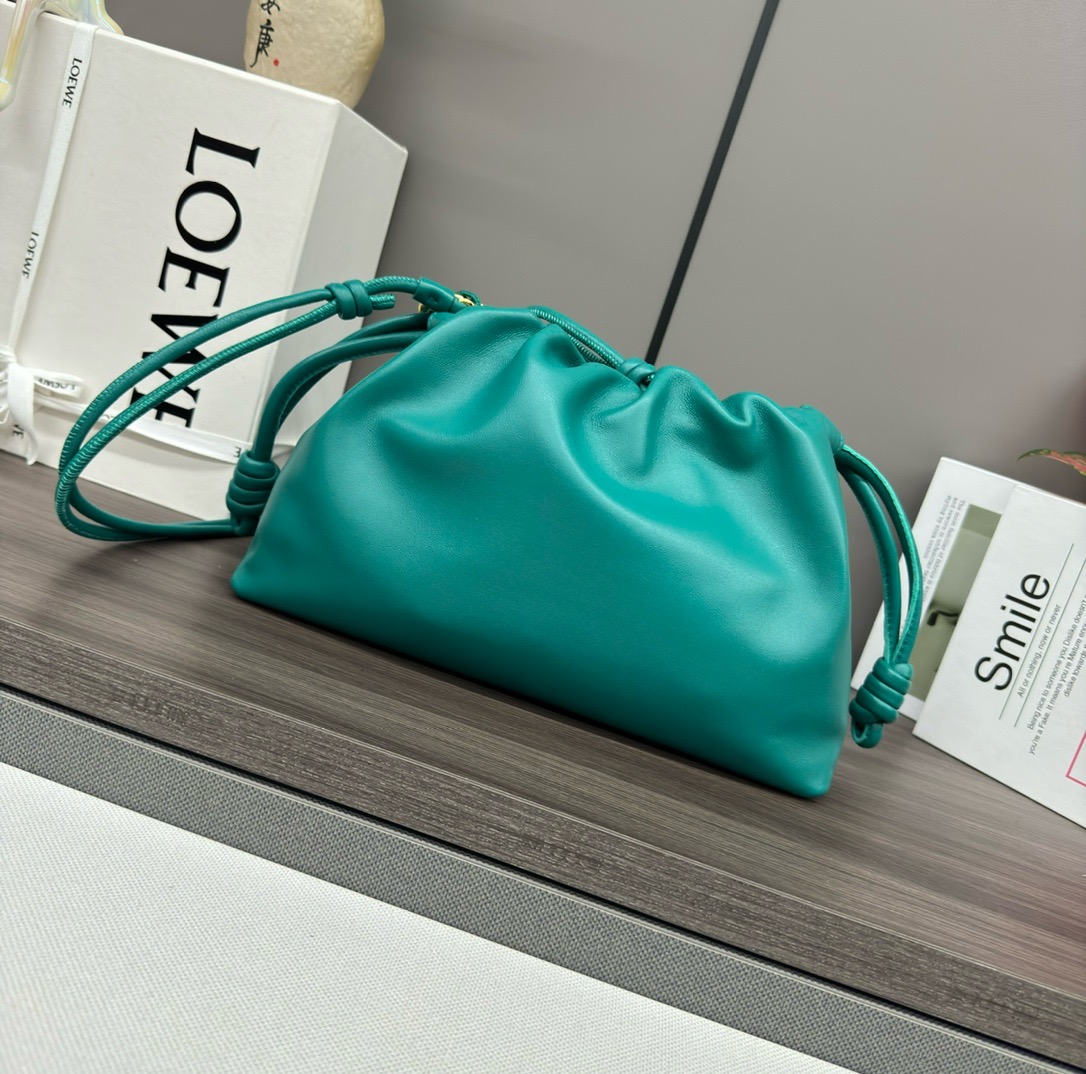 LOEWE Medium Flamenco Purse: Elegant Sophistication. Meet the Flamenco Purse – where timeless style meets modern elegance. Defined by its beautifully ruched design and signature side knots, this medium-sized bag is crafted from soft, supple nappa lambskin. It's the perfect blend of luxurious texture and sophisticated detailing, making it an essential accessory for any wardrobe.