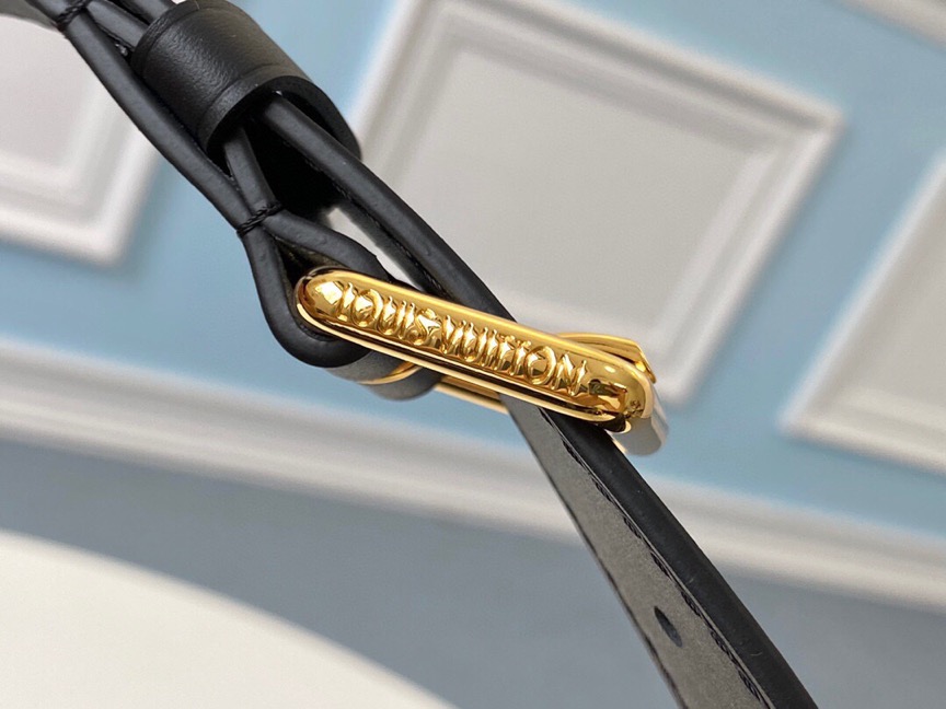 LOUIS VUITTON Odéon Shoulder Bag. Original Quality Bag including gift box, care book, dust bag, authenticity card. For Fall-Winter 2020, Louis Vuitton introduces the new Odéon, a stylish and functional shoulder bag. Reinforced leather corners and Monogram canvas give this practical bag a retro charm. An adjustable leather strap allows shoulder or crossbody carry. The two zipper pulls enable easy opening and closing, for quick access to belongings inside.