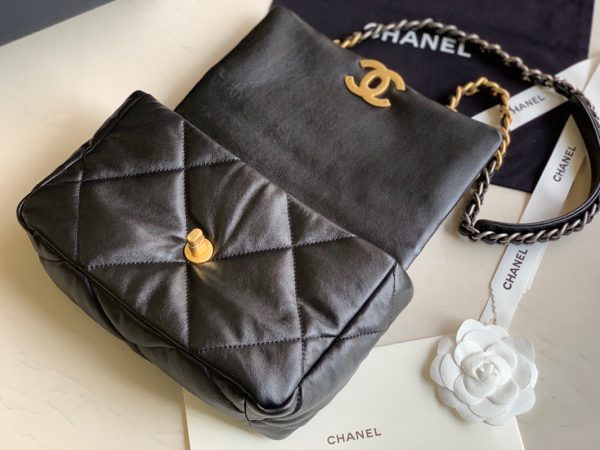 '19' Flap Bag - Image 30