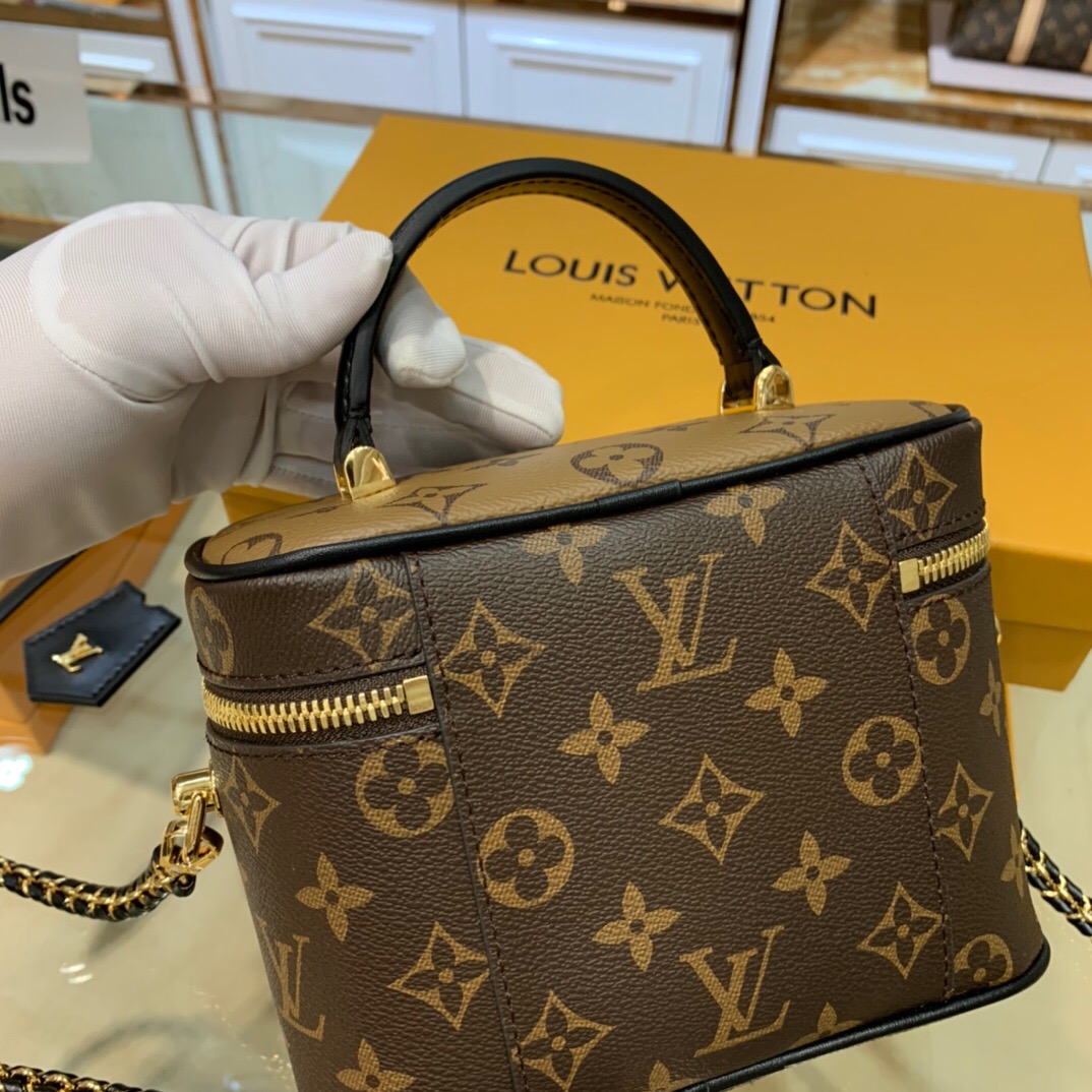 LOUIS VUITTON Vanity PM Case. Original Quality Bag including gift box, care book, dust bag, authenticity card. For 2020, Nicolas Ghesquière has dreamed up a modern-day ode to Louis Vuitton’s travel heritage: an update of the Nice vanity kit as a trendy city bag in Monogram and Monogram Reverse canvas. Lightweight, compact and supple, it’s easy to carry everywhere, in the hand, on the shoulder or cross-body with its removable leather-chain strap.