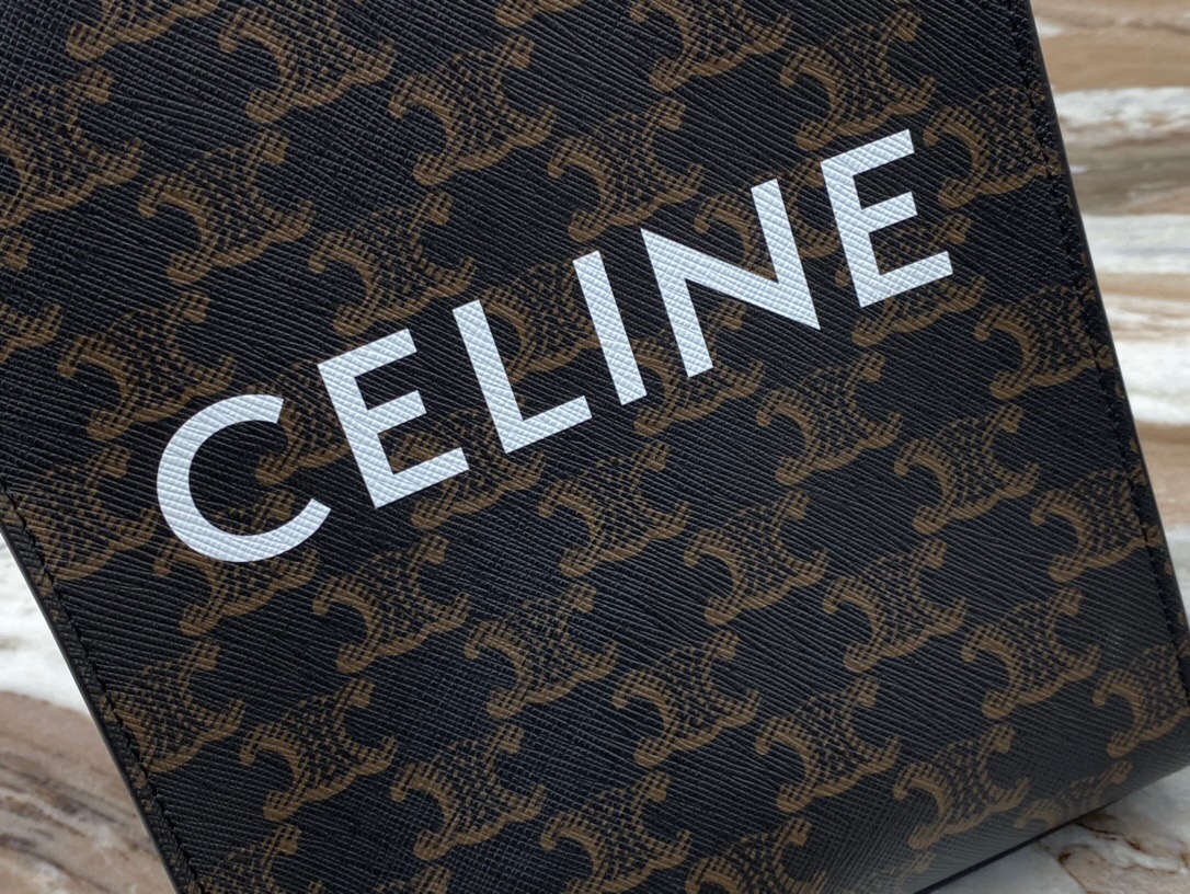 CELINE Cabas Triomphe Mini. Original Quality Bag including gift box, care book, dust bag, authenticity card. The Triomphe bag wasn’t really loved in the beginning, but its gaining traction and fame. The story started with the CELINE Triomphe bag, a magnificent bag that’s named after the Arc the Triomphe. A new chapter has started, CELINE has completed an entire collection of the Triomphe line. It includes a tote bag, bucket bag, camera bag, drawstring bag, and a Boston bag. All of these styles are made from Triomphe canvas and with calfskin trimming.