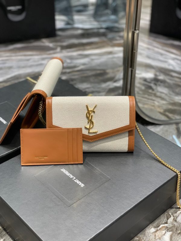 SAINT LAURENT Uptown Chain Wallet. High-End Quality Bag including gift box, care book, dust bag, authenticity card. Mini envelope bag decorated with the cassandre, featuring a removable chain strap for shoulder or hand carry as a clutch. A fragments card case with three card slots is included.