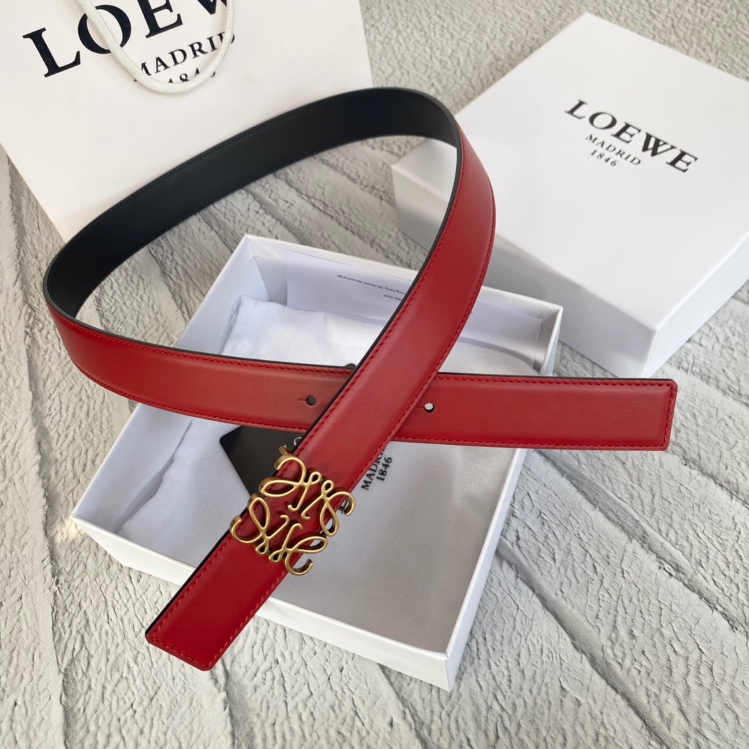 LOEWE Anagram Belt. Original Quality Belt including gift box, care book, dust bag, authenticity card. This belt is crafted in smooth calfskin with a LOEWE Anagram buckle. The label’s now-iconic Anagram – rendered in gleaming golden/silver/black tone metal – takes no lesser pride of place, though. Originally designed in 1970 in homage to the label’s founder and refreshed when Jw Anderson took over the reins, it’s an icon that points to the past and future at once.