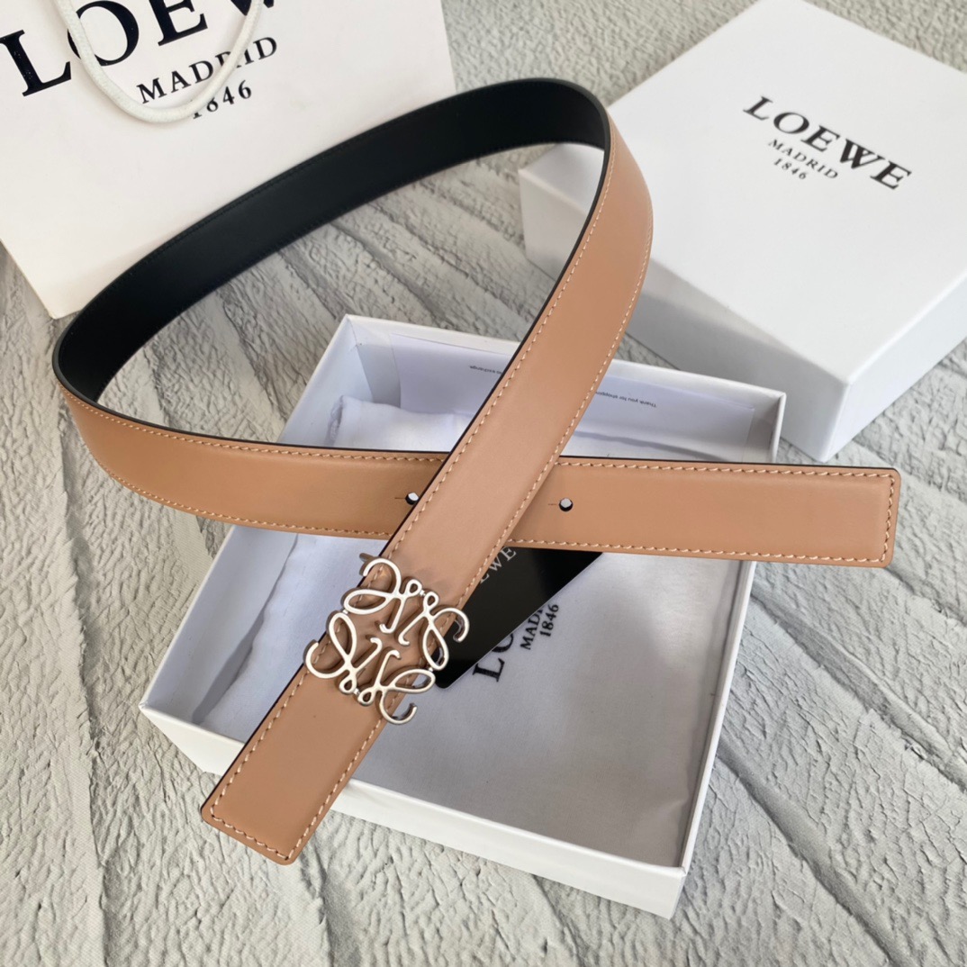 LOEWE Anagram Belt. Original Quality Belt including gift box, care book, dust bag, authenticity card. This belt is crafted in smooth calfskin with a LOEWE Anagram buckle. The label’s now-iconic Anagram – rendered in gleaming golden/silver/black tone metal – takes no lesser pride of place, though. Originally designed in 1970 in homage to the label’s founder and refreshed when Jw Anderson took over the reins, it’s an icon that points to the past and future at once.