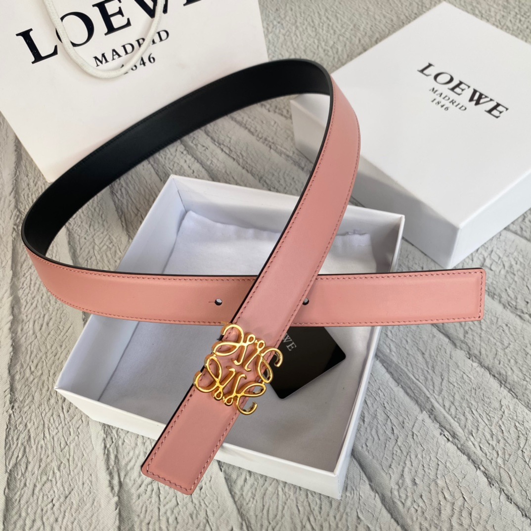 LOEWE Anagram Belt. Original Quality Belt including gift box, care book, dust bag, authenticity card. This belt is crafted in smooth calfskin with a LOEWE Anagram buckle. The label’s now-iconic Anagram – rendered in gleaming golden/silver/black tone metal – takes no lesser pride of place, though. Originally designed in 1970 in homage to the label’s founder and refreshed when Jw Anderson took over the reins, it’s an icon that points to the past and future at once.