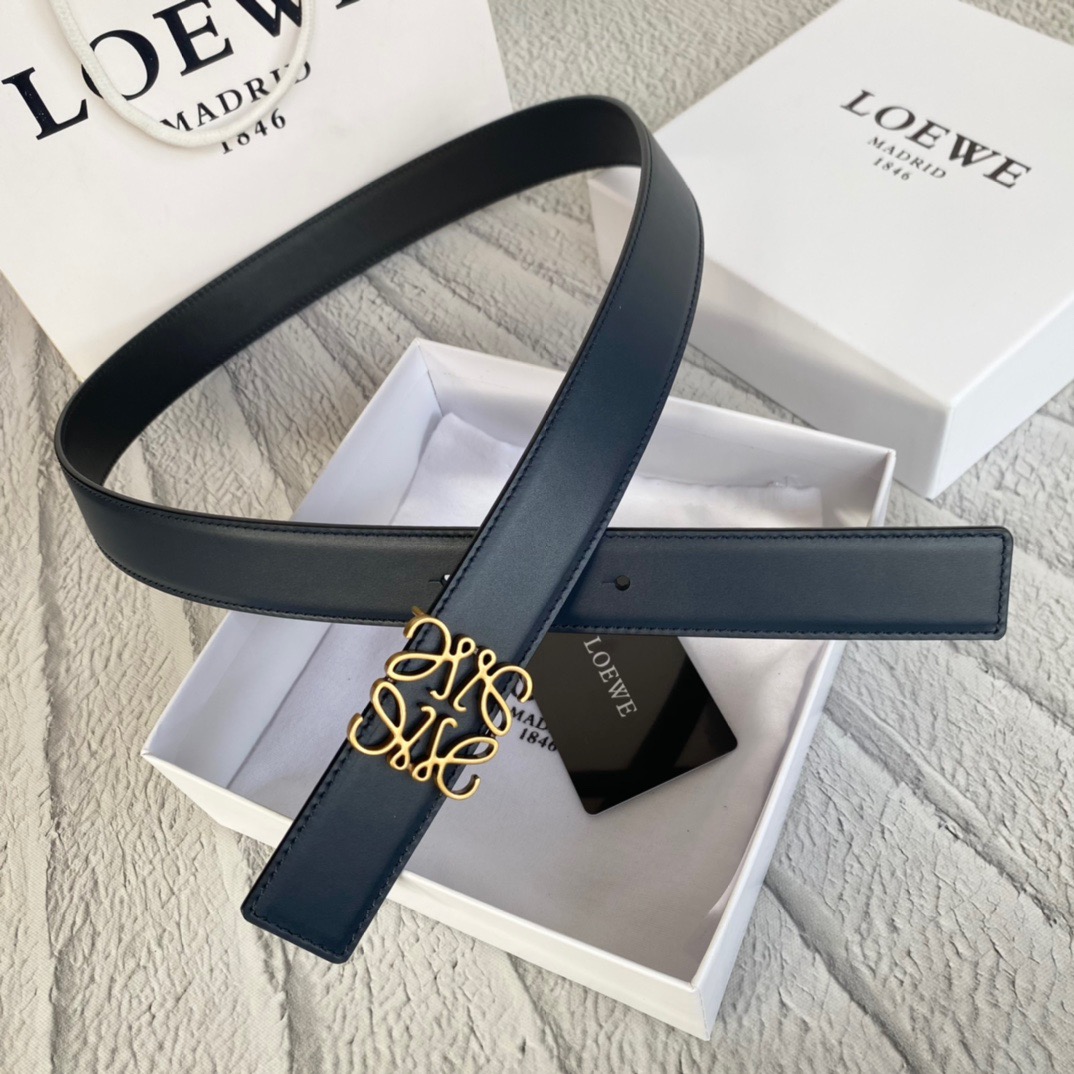 LOEWE Anagram Belt. Original Quality Belt including gift box, care book, dust bag, authenticity card. This belt is crafted in smooth calfskin with a LOEWE Anagram buckle. The label’s now-iconic Anagram – rendered in gleaming golden/silver/black tone metal – takes no lesser pride of place, though. Originally designed in 1970 in homage to the label’s founder and refreshed when Jw Anderson took over the reins, it’s an icon that points to the past and future at once.