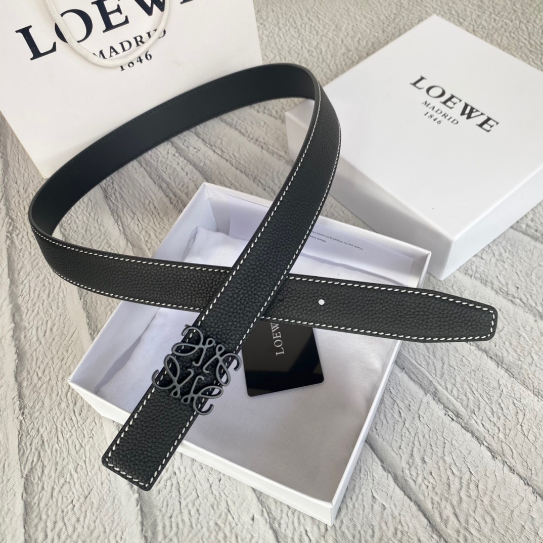 LOEWE Anagram Belt. Original Quality Belt including gift box, care book, dust bag, authenticity card. This belt is crafted in smooth calfskin with a LOEWE Anagram buckle. The label’s now-iconic Anagram – rendered in gleaming golden/silver/black tone metal – takes no lesser pride of place, though. Originally designed in 1970 in homage to the label’s founder and refreshed when Jw Anderson took over the reins, it’s an icon that points to the past and future at once.