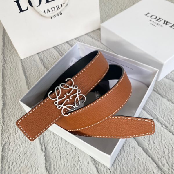 LOEWE Anagram Belt. Original Quality Belt including gift box, care book, dust bag, authenticity card. This belt is crafted in smooth calfskin with a LOEWE Anagram buckle. The label’s now-iconic Anagram – rendered in gleaming golden/silver/black tone metal – takes no lesser pride of place, though. Originally designed in 1970 in homage to the label’s founder and refreshed when Jw Anderson took over the reins, it’s an icon that points to the past and future at once. 