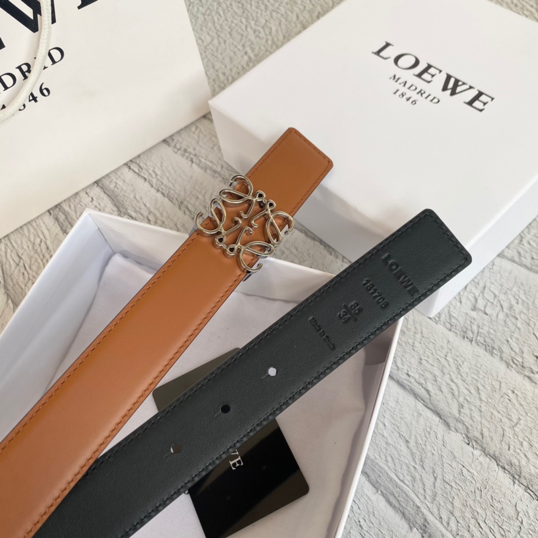 LOEWE Anagram Belt. Original Quality Belt including gift box, care book, dust bag, authenticity card. This belt is crafted in smooth calfskin with a LOEWE Anagram buckle. The label’s now-iconic Anagram – rendered in gleaming golden/silver/black tone metal – takes no lesser pride of place, though. Originally designed in 1970 in homage to the label’s founder and refreshed when Jw Anderson took over the reins, it’s an icon that points to the past and future at once.