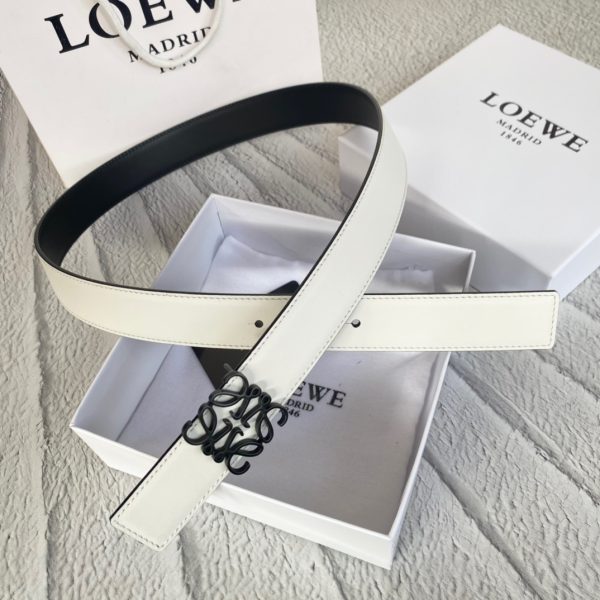 LOEWE Anagram Belt. Original Quality Belt including gift box, care book, dust bag, authenticity card. This belt is crafted in smooth calfskin with a LOEWE Anagram buckle. The label’s now-iconic Anagram – rendered in gleaming golden/silver/black tone metal – takes no lesser pride of place, though. Originally designed in 1970 in homage to the label’s founder and refreshed when Jw Anderson took over the reins, it’s an icon that points to the past and future at once. 