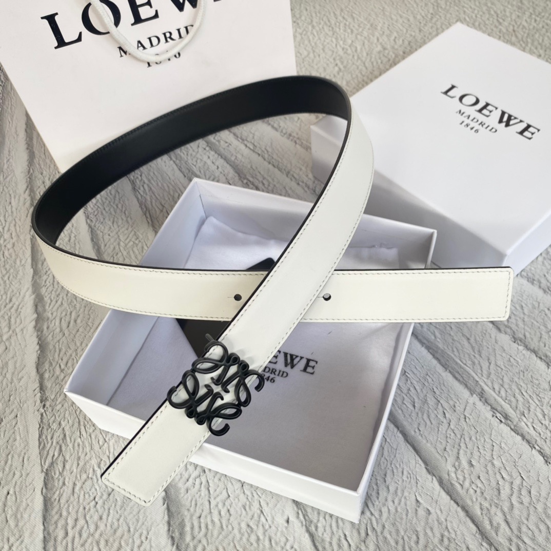 LOEWE Anagram Belt. Original Quality Belt including gift box, care book, dust bag, authenticity card. This belt is crafted in smooth calfskin with a LOEWE Anagram buckle. The label’s now-iconic Anagram – rendered in gleaming golden/silver/black tone metal – takes no lesser pride of place, though. Originally designed in 1970 in homage to the label’s founder and refreshed when Jw Anderson took over the reins, it’s an icon that points to the past and future at once.