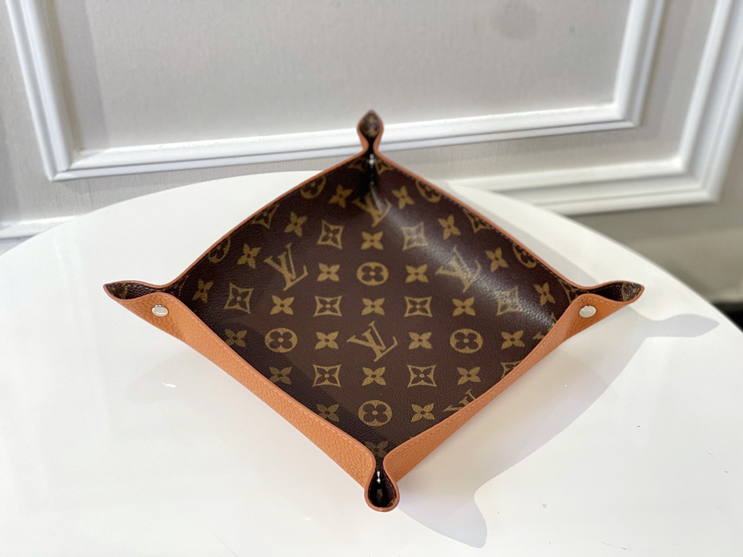 LOUIS VUITTON Monogram Change Tray.