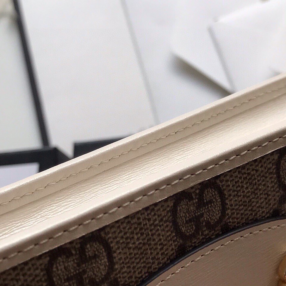 GUCCI 1955 GG Supreme Horsebit Wallet On Chain. Original Quality Wallet including gift box, care book, dust bag, authenticity card. This chain wallet in GG Supreme canvas and leather is introduced as part of the Gucci Horsebit 1955 accessories collection, defined by the double ring and bar design also found in Handbags. The folded snap-closure shape features several card slots and pockets, completed with a detachable chain strap.