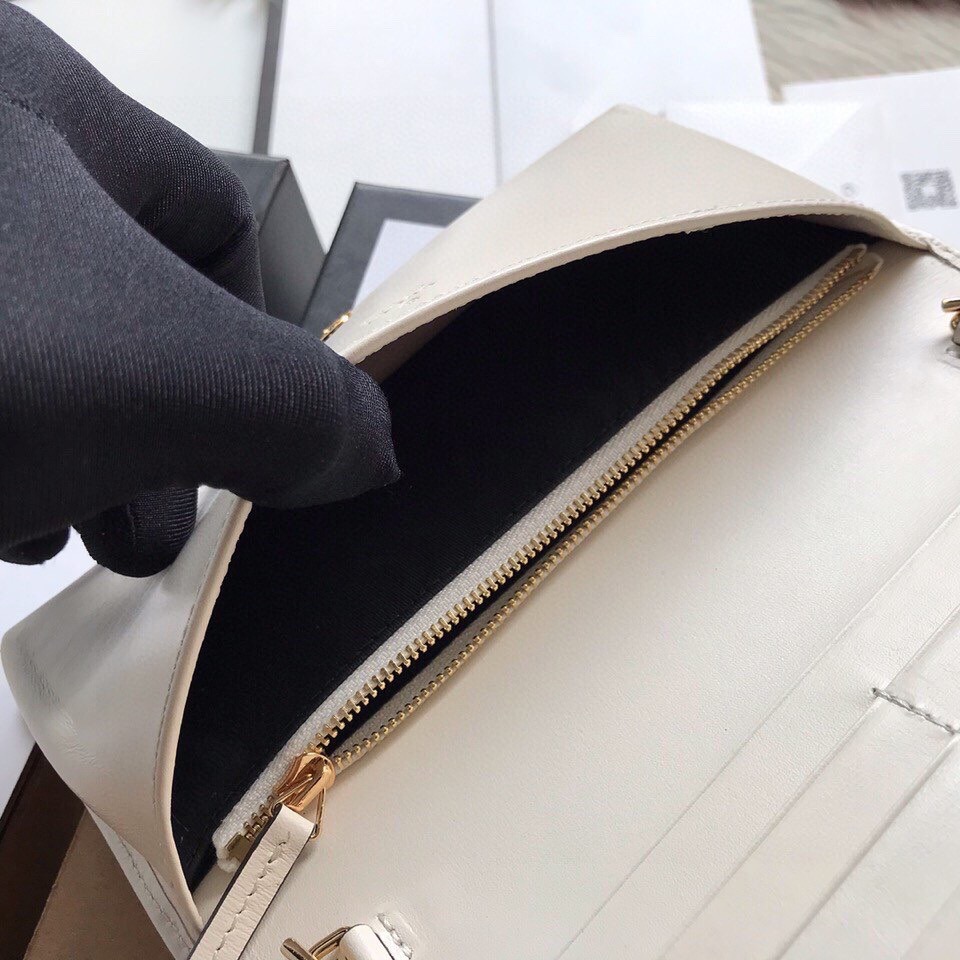 GUCCI 1955 GG Supreme Horsebit Wallet On Chain. Original Quality Wallet including gift box, care book, dust bag, authenticity card. This chain wallet in GG Supreme canvas and leather is introduced as part of the Gucci Horsebit 1955 accessories collection, defined by the double ring and bar design also found in Handbags. The folded snap-closure shape features several card slots and pockets, completed with a detachable chain strap.