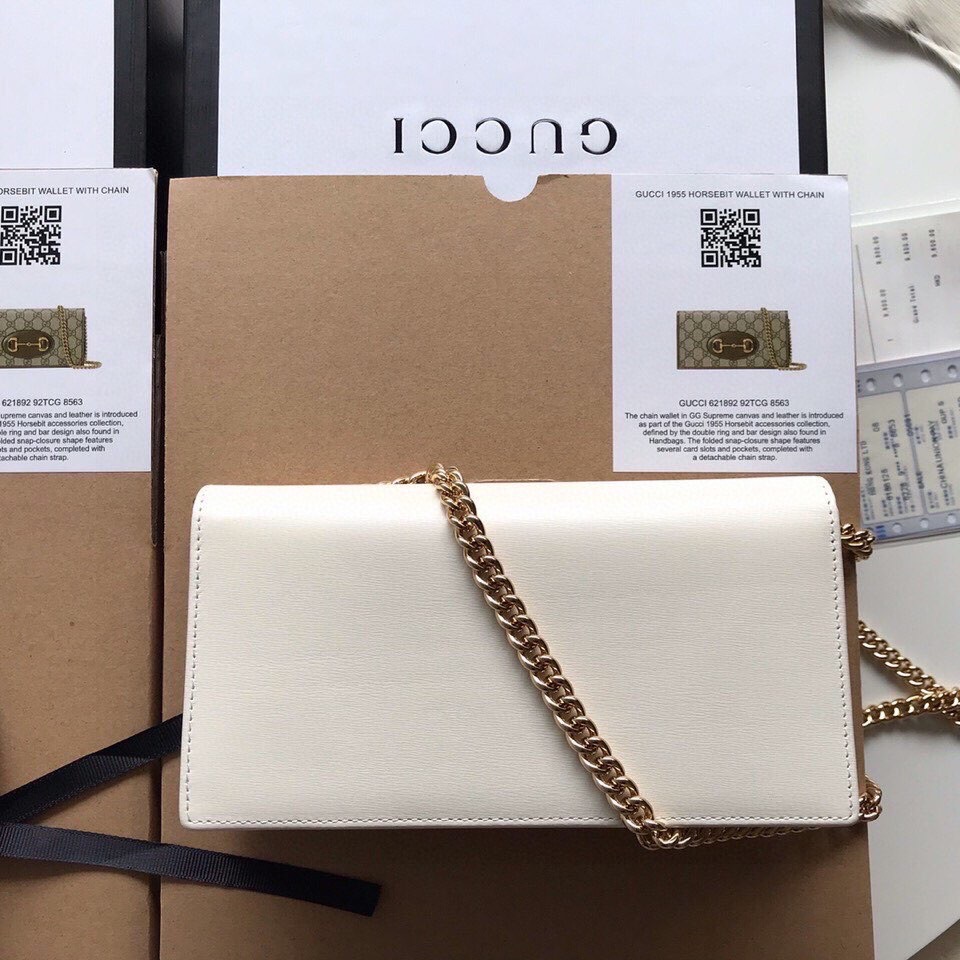 GUCCI 1955 GG Supreme Horsebit Wallet On Chain. Original Quality Wallet including gift box, care book, dust bag, authenticity card. This chain wallet in GG Supreme canvas and leather is introduced as part of the Gucci Horsebit 1955 accessories collection, defined by the double ring and bar design also found in Handbags. The folded snap-closure shape features several card slots and pockets, completed with a detachable chain strap.