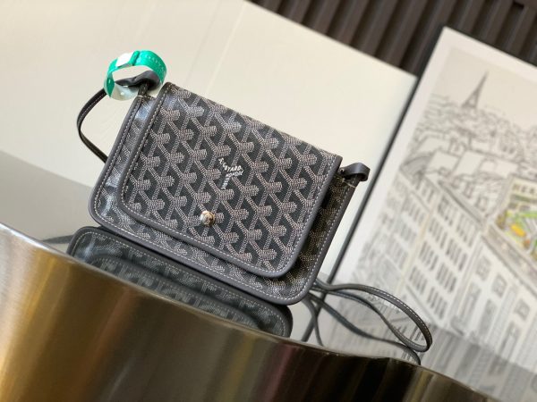 GOYARD Plumet Pocket Wallet: Where Parisian Elegance Meets Functional Versatility. The Plumet pocket wallet derives its inspiration from the exquisite pocket featured in the Saint Louis bag. Paying a heartfelt tribute to the industrious laborers of Paris's vibrant ports, who skillfully navigated rafts to their destinations along the picturesque banks of the River Seine, this wallet seamlessly blends form and function. Crafted with dedicated compartments for coins, bills, and cards, the Plumet pocket wallet boasts a versatile design. It can be effortlessly worn across the chest, transforming into a chic miniature bag with the convenience of its removable strap. With its three distinct pockets, it gracefully accommodates its contents, adapting with elegance to your everyday needs.