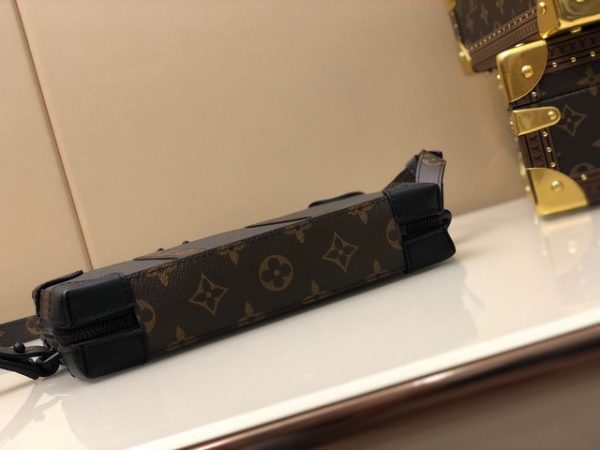LOUIS VUITTON Soft Trunk Wallet. Original Quality Wallet including gift box, care book, dust bag, authenticity card. For Fall-Winter 2020-21, designer Virgil Abloh has reinvented the iconic Soft Trunk, transforming it into a compact body bag. Supple Taiga leather in a distinctive shade of khaki is paired with refined details like reinforced corners inspired by the House’s historic trunks. And an adjustable strap ensures all-day comfort and convenience.