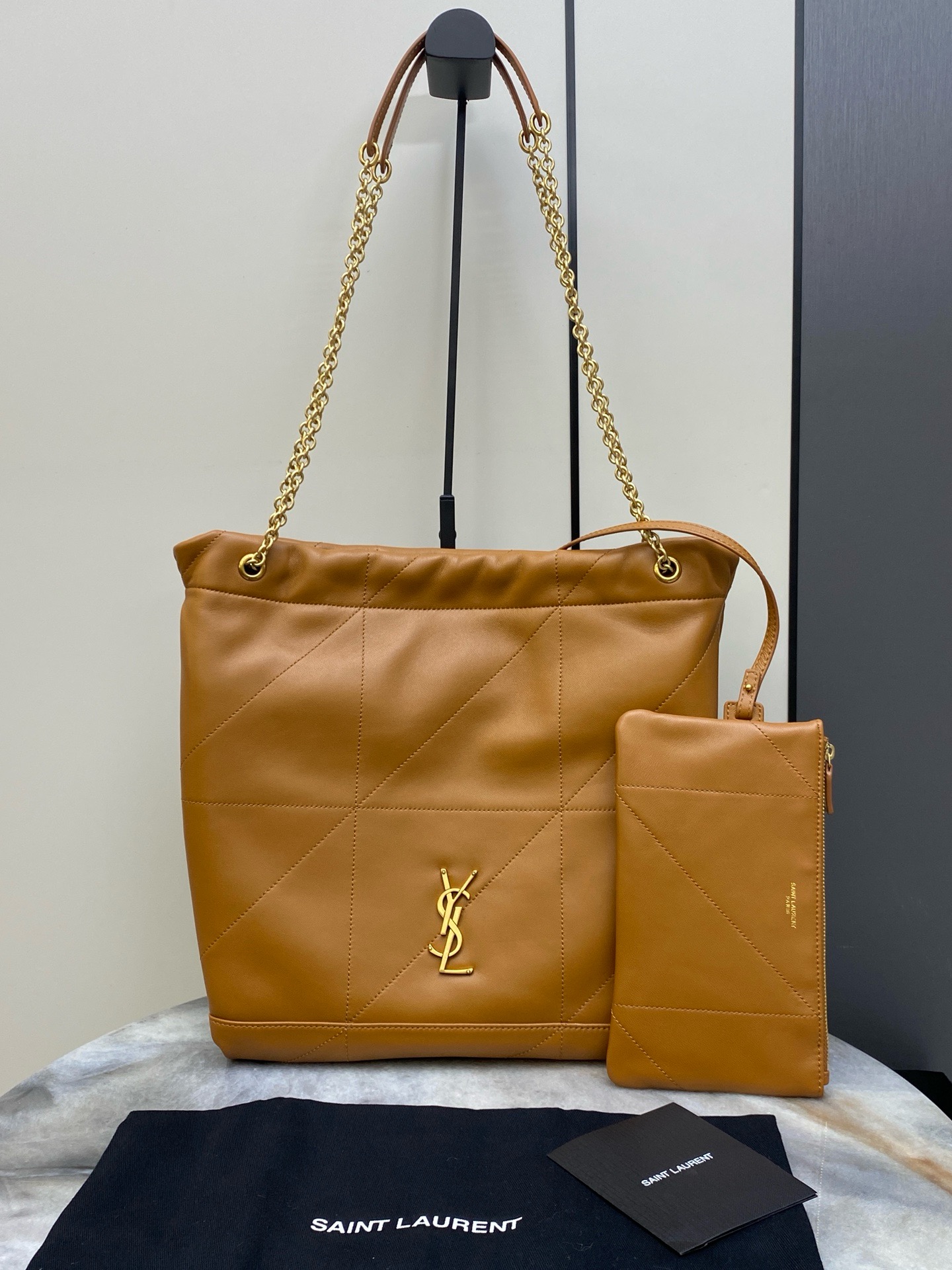 Versatile Elegance: The SAINT LAURENT Jamie 4.3 Pochon – Style That Adapts to You. Introducing the pouch version of the JAMIE 4.3, crafted from ultra-soft nappa leather with signature carré rive gauche topstitching. Designed to be both lightweight and spacious, this versatile bag features an adjustable drawstring chain for customizable carry options, along with a removable zip pouch for added convenience. Style meets function in one effortlessly chic accessory!
