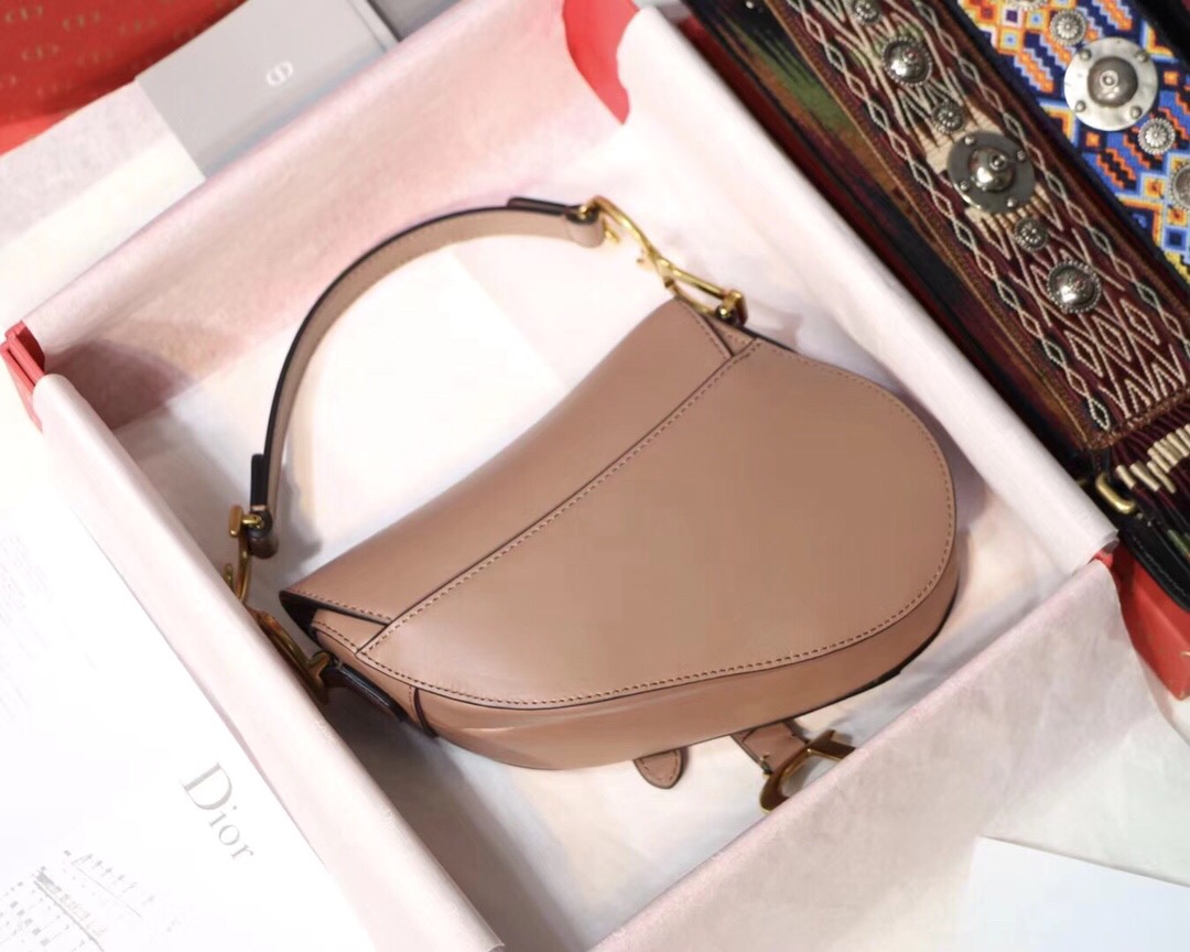 DIOR Saddle Shoulder Bag. Original Quality Bag. Authentic Style. Genuine Calf Leather. Metal Hardware. Authentic Packaging. Original Quality Dust Bag.
