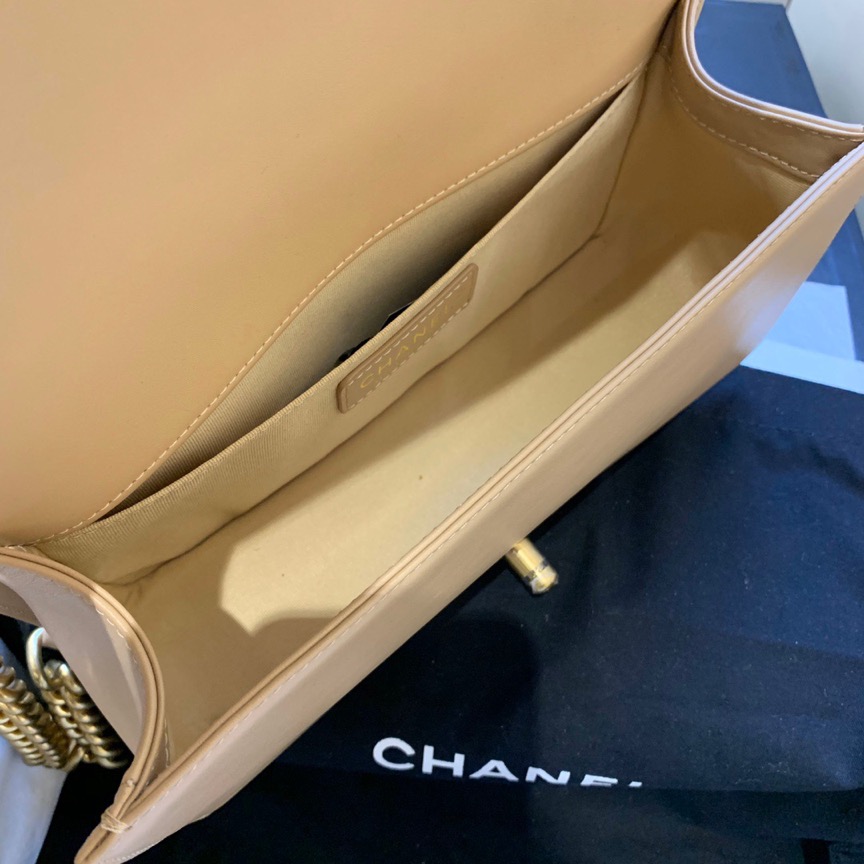 CHANEL Medium Chevron Mix Leather Boy Bag. Original Quality Bag including gift box, care book, dust bag, authenticity card. Chanel introduces a new style for their iconic Boy Bag. For the brand’s Spring/Summer 2016 Collection, this Boy Bag comes in a mix of three different leathers: Calfskin, Suede Calfskin and Grained Calfskin. A handle-chain in gilded metal allowing a carried hand or shoulder. This is a marvelous shoulder bag for day or evening and just the essentials, from Chanel!